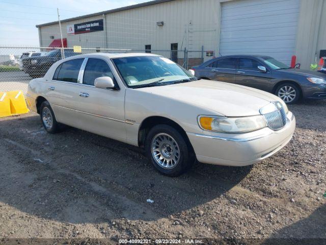  Salvage Lincoln Towncar