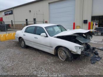  Salvage Lincoln Towncar