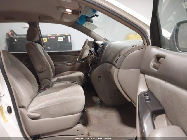 Toyota Sienna Ce Image 12