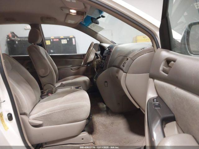 Toyota Sienna Ce Image 12