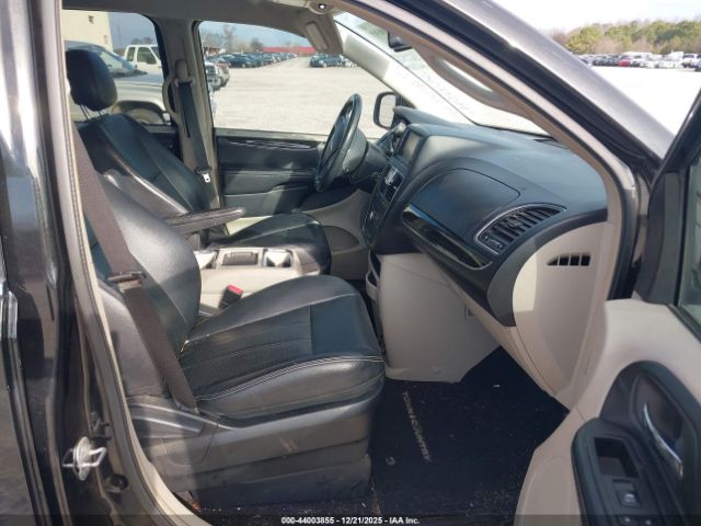 Chrysler Town & Country Touring Image 3