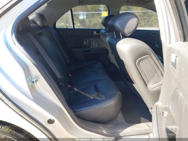 Cadillac STS V6 Image 2