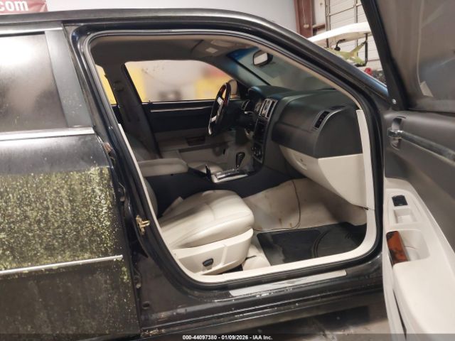 Chrysler 300c Image 3