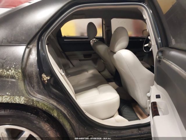 Chrysler 300c Image 11