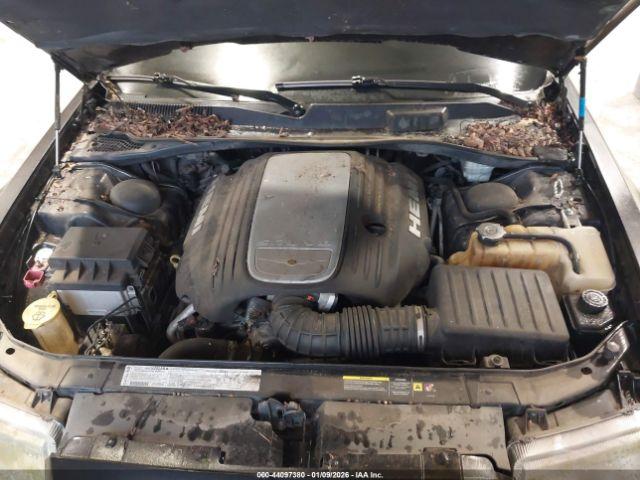 Chrysler 300c Image 8