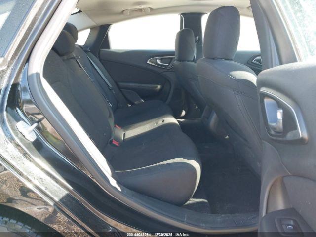 Chrysler 200 Limited Image 8